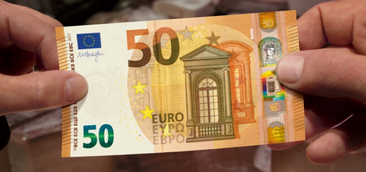 Euro volatile cala a nuovi minimi da 5 mesi a 1,1716 dollari