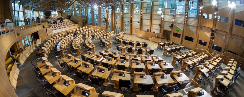 Il parlamento scozzese vota per un nuovo referendum su indipendenza. La May frena