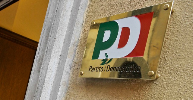 Stop voto nei circoli, primarie tra un mese. Nel Pd tensione alle stelle