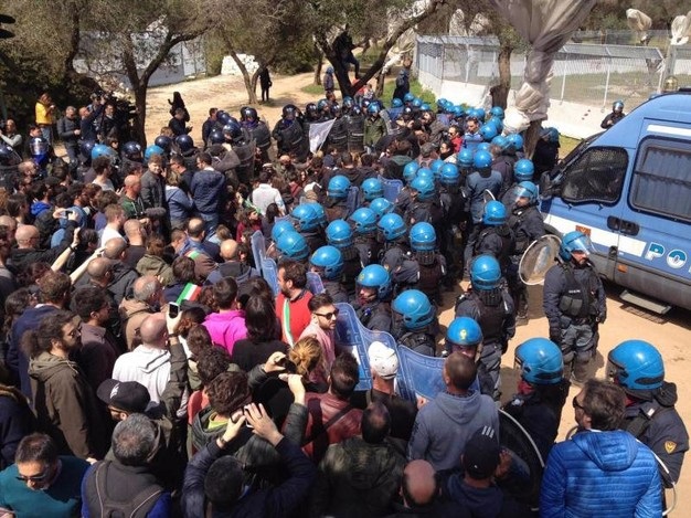 Tensioni tra polizia e manifestanti a Melendugno. Emiliano: Regione e Comuni puntano a spostamento