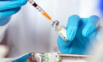 Vaccini, per 46% italiani hanno effetti collaterali gravi. Ue: "Agire contro disinformazione"
