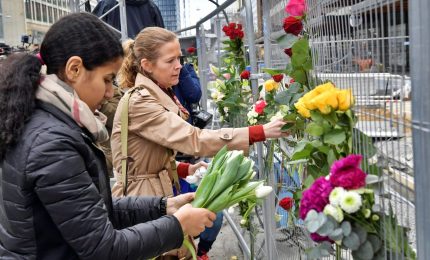 Attentato a Stoccolma, fiori e candele sul luogo dell'attacco