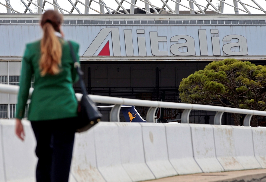 Alitalia, governo tra le nuvole e sindacati chiedono chiarezza a Patuanelli