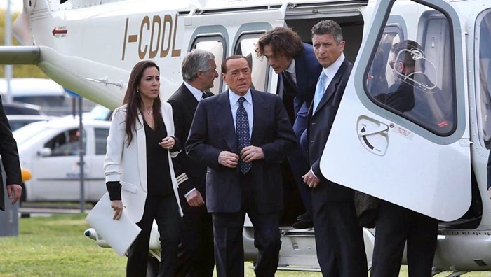 Berlusconi ‘vola’ al Salone Mobile: doppia moneta, legge elettorale e botte a M5s