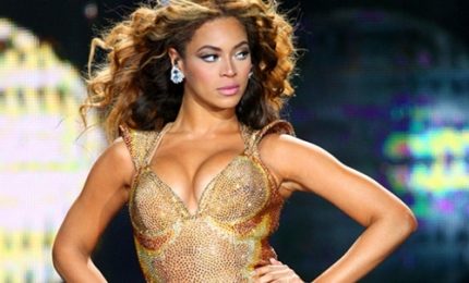 Si blocca il palco, scala d'emergenza per Beyoncé
