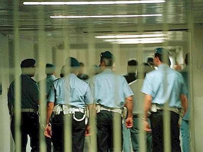 Allarme carceri, una rivolta e due suicidi nel giro di ventiquattro ore. Capo del Dap: meno detenuti, più agenti