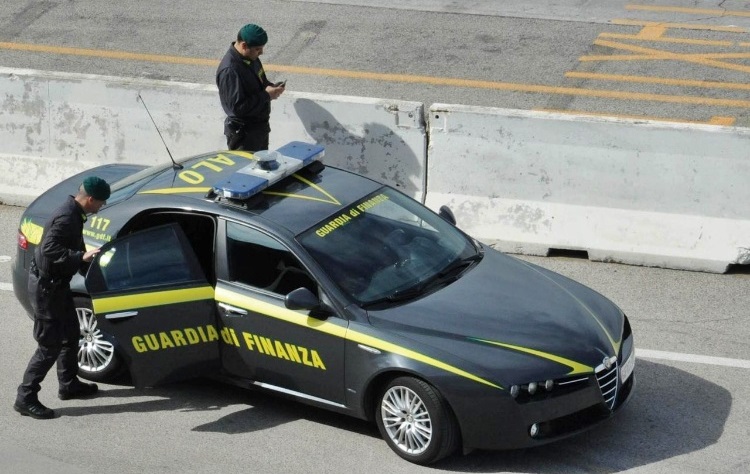 Corruzione e peculato, arrestati vertici aeroporto Lamezia Terme. Quaranta perquisizioni