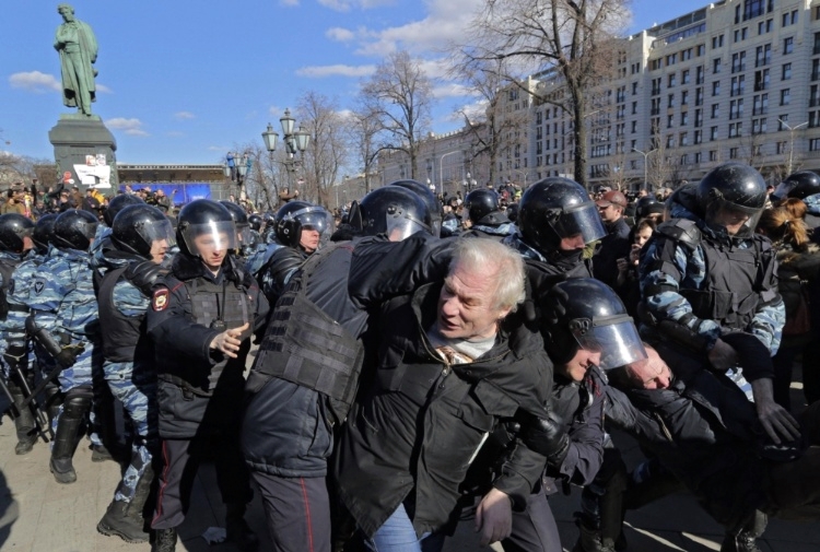 Protesta dell’opposizione a Mosca, è giallo sugli arrestati. E c’è chi parla di messinscena