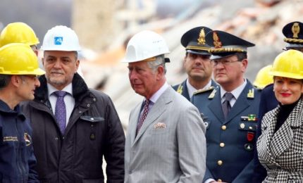 Il Principe Carlo visita le zone terremotate: "Faremo qualcosa di concreto per voi"