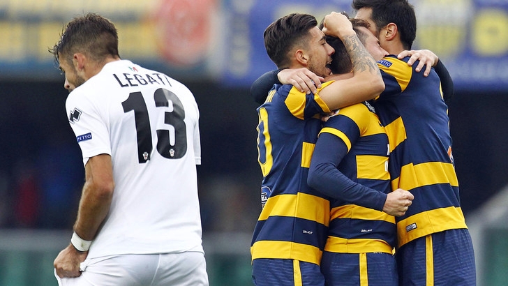 Serie B, il Verona vince 2-0 a Trapani ed è secondo