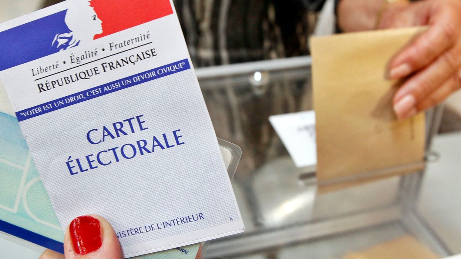 Francia, cala l’affluenza al voto. Urne chiuse, intelligence teme scontri