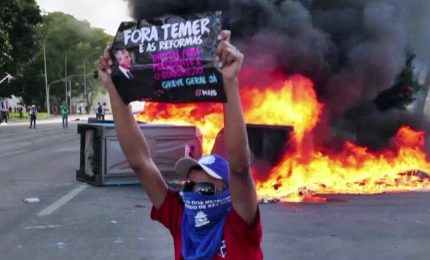 Brasilia, scontri ai cortei anti-Temer. Assalto ai ministeri