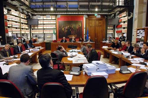 Legge elettorale al rallenty in commissione, scontro sul decreto