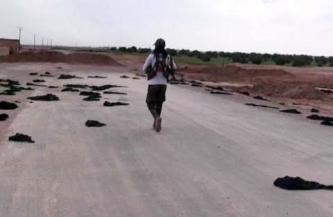 Decine di Niqab abbandonati a terra è fuga di civili da Raqqa