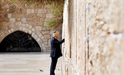 Trump al Muro del Pianto, presidente cerca unità tra religioni. E lascia biglietto