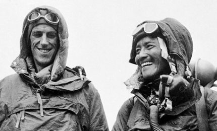 Edmund Hillary e Tenzing Norgay conquistano l'Everest