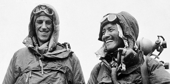 Edmund Hillary e Tenzing Norgay conquistano l’Everest