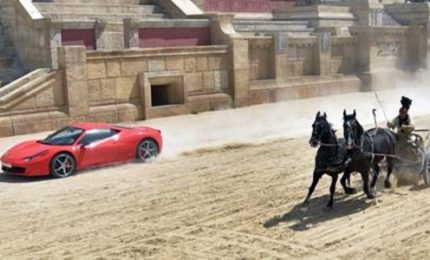 Ferrari contro biga, la sfida tra "cavalli" a Cinecittà World