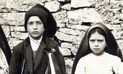 Papa a Fatima, un milione di fedeli. Cardinali contro il IV segreto
