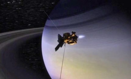 Il tuffo della sonda Cassini, mai così vicina a Saturno