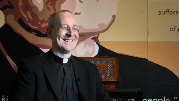 Il gesuita Martin: la Chiesa smetta di emarginare le persone LGBT
