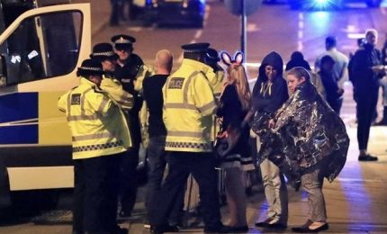 Attentato kamikaze a Manchester: almeno 22 morti, bimbi tra le vittime. "C'erano corpi ovunque". Ariana Grande: "Mi dispiace tanto"