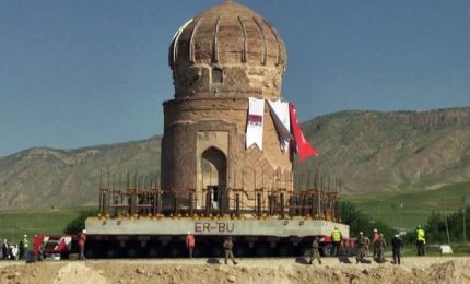 Turchia, spettacolare trasloco mausoleo minacciato dalla diga