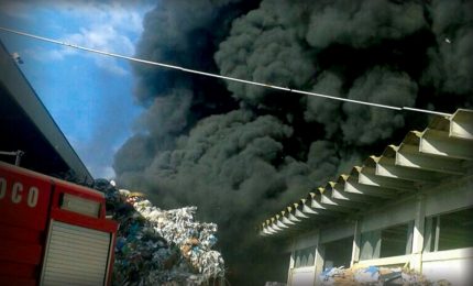 Incendio a Pomezia, il sindaco dispone evacuazione case