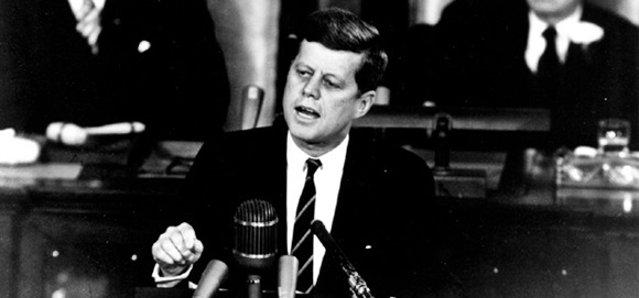 Kennedy al congresso: uomo sulla luna entro fine decennio