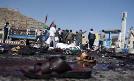 Afganistan, esplode camiom-bomba: almeno 80 morti. Isis rivendica, ambasciata italiana in sicurezza
