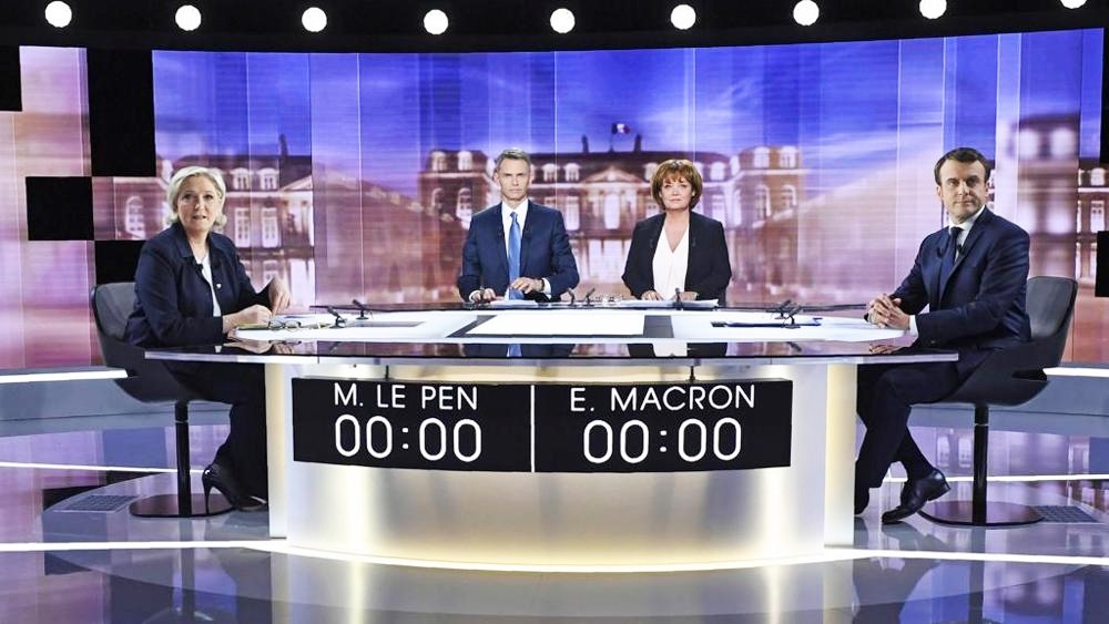 Francia, Macron prevale nel brutale duello tv con Le Pen. Il centrista verso l’Eliseo