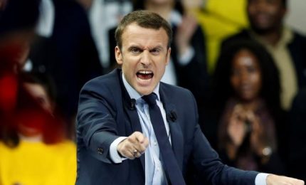 Primo passo falso per Macron, l'Eliseo "inciampa" sui media. Ma poi aggiusta il tiro