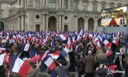 Francia, musica e tricolori per Macron alla spianata Louvre