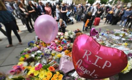 Manchester, la folla canta gli Oasis in onore delle vittime