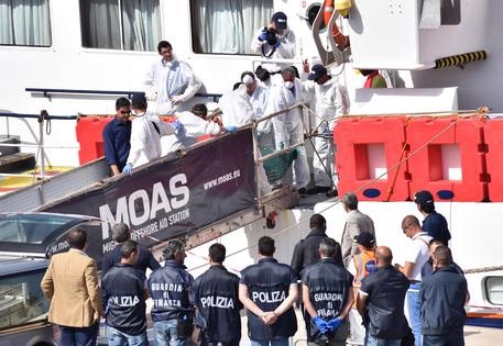 Migranti, nave approdata a Catania con 932 persone. A bordo due cadaveri