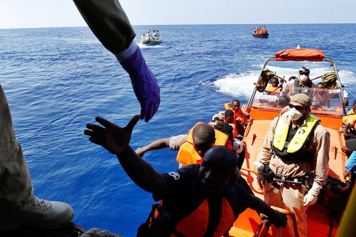 Barcone con 500 migranti si ribalta: salgono a 34 le vittime, “diversi bambini”