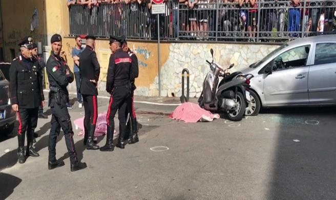 Agguato a Napoli, uccisi zio e nipote con 20 colpi di pistola