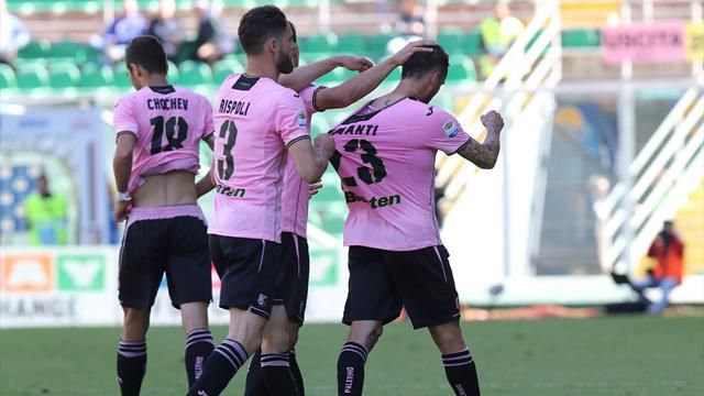 Milan impatta a Crotone, Fiorentina ko a Palermo