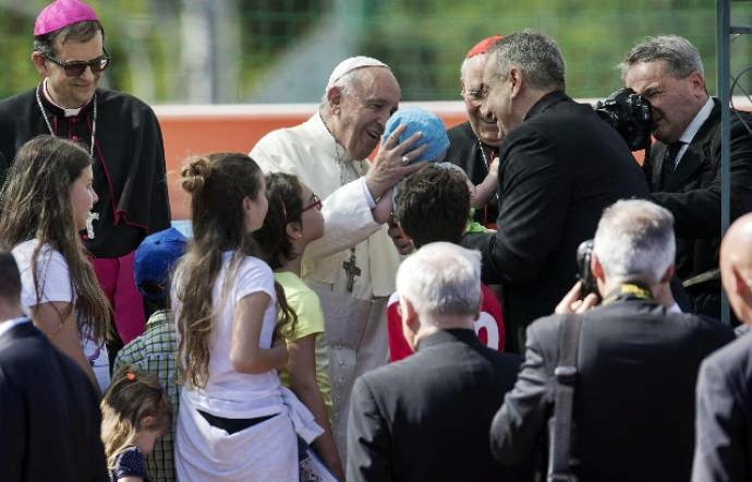 Papa in periferia coi più piccoli, bimbi aiutano a salvare mondo