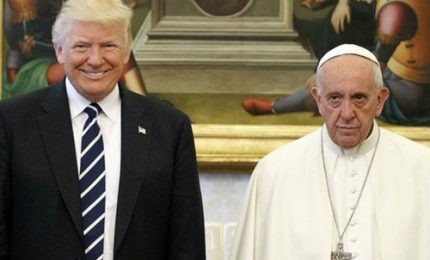 Faccia triste Papa di fianco a Trump: scatto è virale