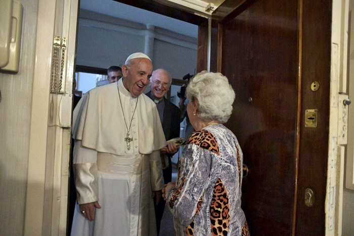Papa casa per casa a benedire le famiglie “come fa il parroco ogni anno”