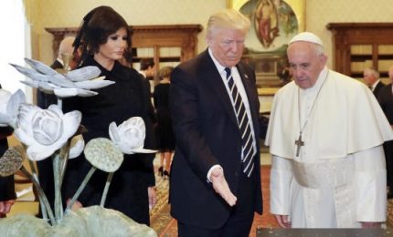 Trump in Vaticano, si parla di migranti e Medioriente. Papa dona "simbolo di pace"