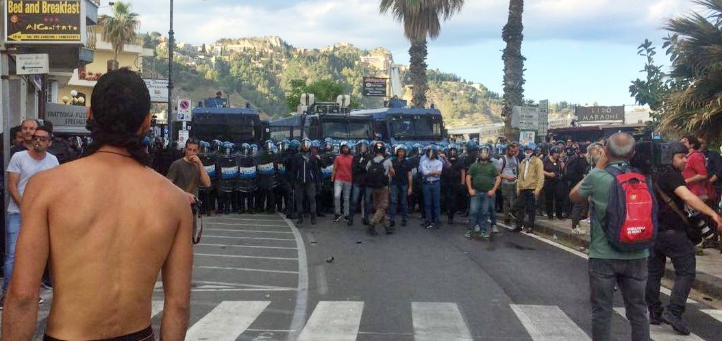 Tafferugli a Giardini Naxos, polizia lancia fumogeni sui “No g7”