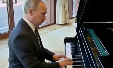 Putin a Pechino inganna il tempo suonando il piano