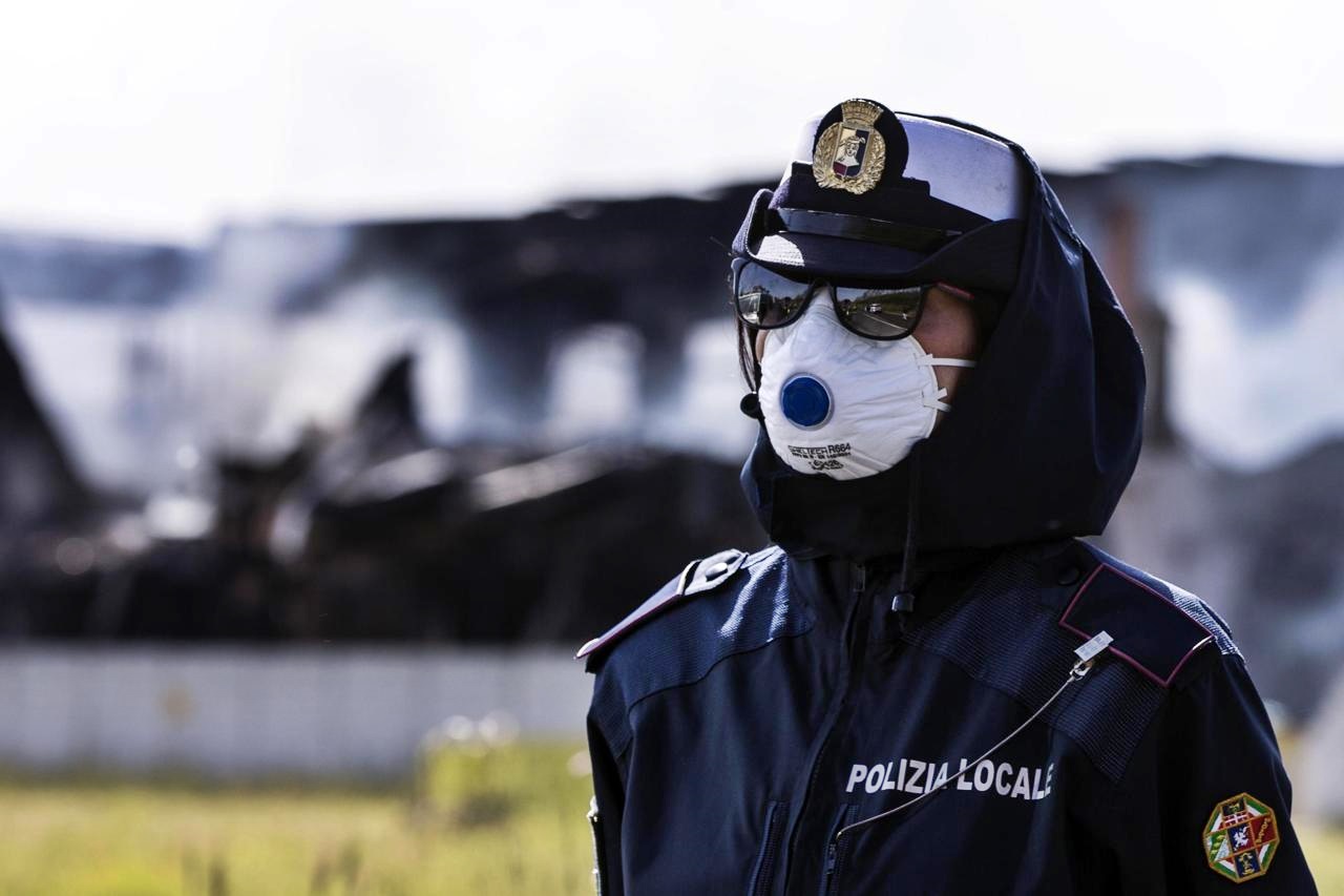 Incendio Pontina, valori aria sopra soglia rischio. C’era amianto, malore per decine di persone