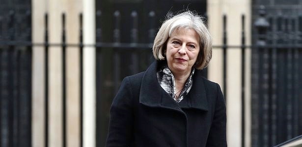 Theresa May ottiene fiducia del parlamento. Ma la premier sempre in bilico