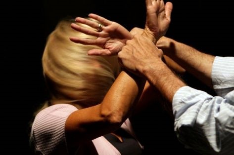 Violenta per anni fidanzata poi la perseguita, arrestato a Monza