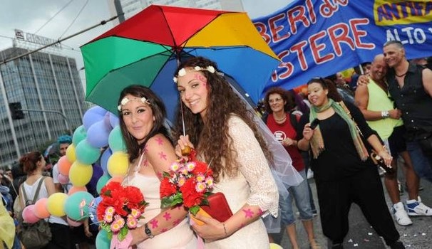 A Milano in migliaia per la parata del Pride 2017