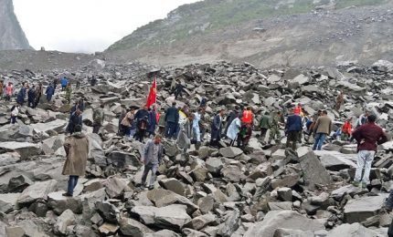Cina, frana investe 40 case: oltre 100 persone sepolte