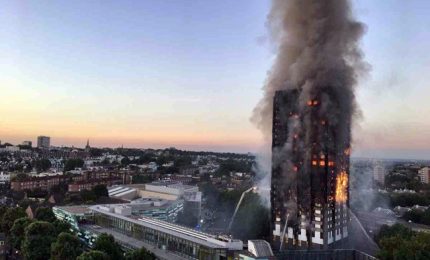 Incendio infernale a Londra, almeno 12 morti. Neonato lanciato da una finestra. Sindaco: molte persone mancano all'appello. Farnesina: due italiani dispersi